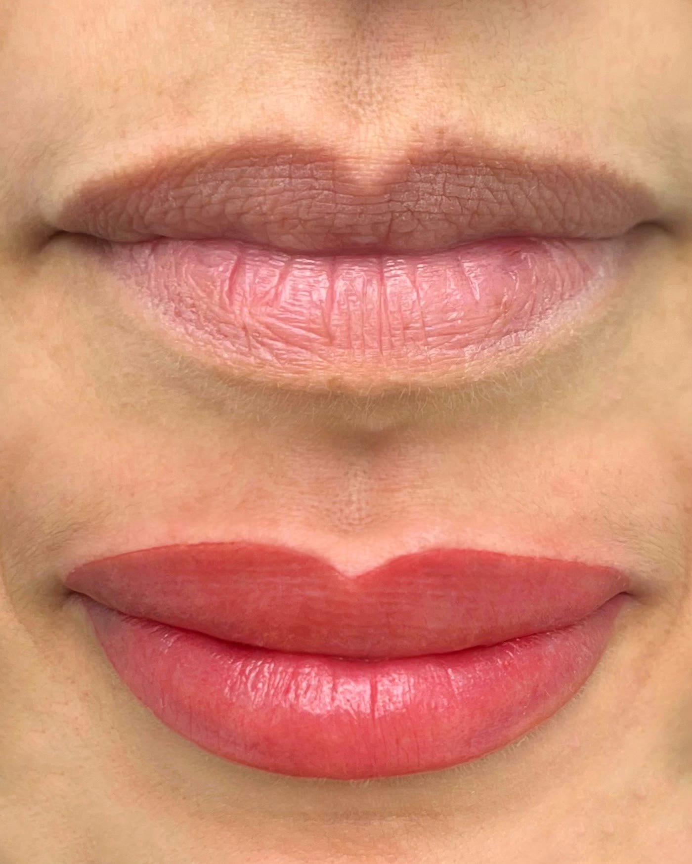Labios antes y después de la micropigmentación