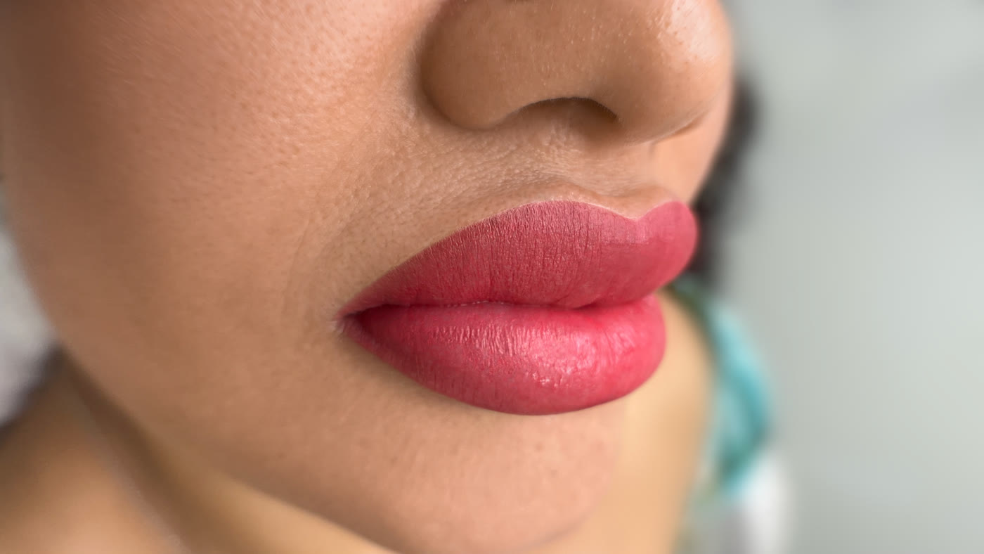Labios con micropigmentación: contorno definido y color uniforme