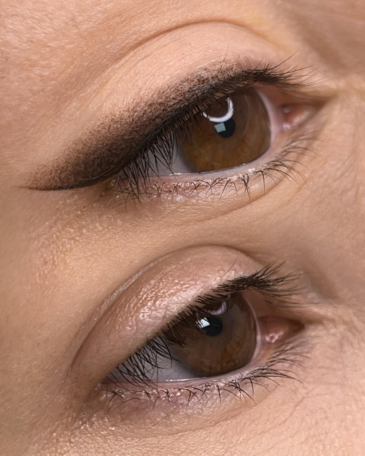 Eyeliner sombreado sobre párpado maduro