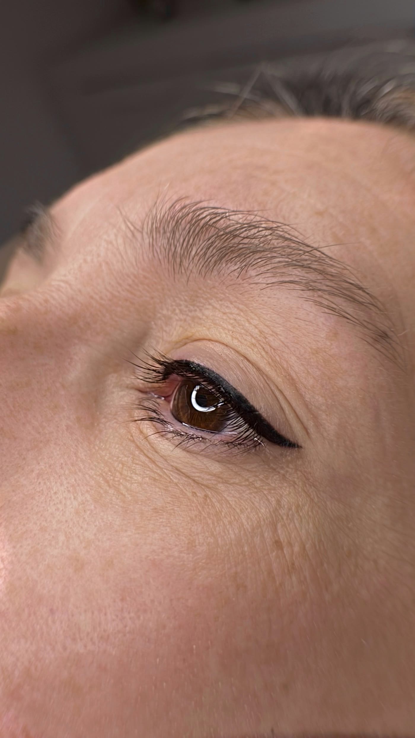 Detalle de eyeliner permanente en párpado