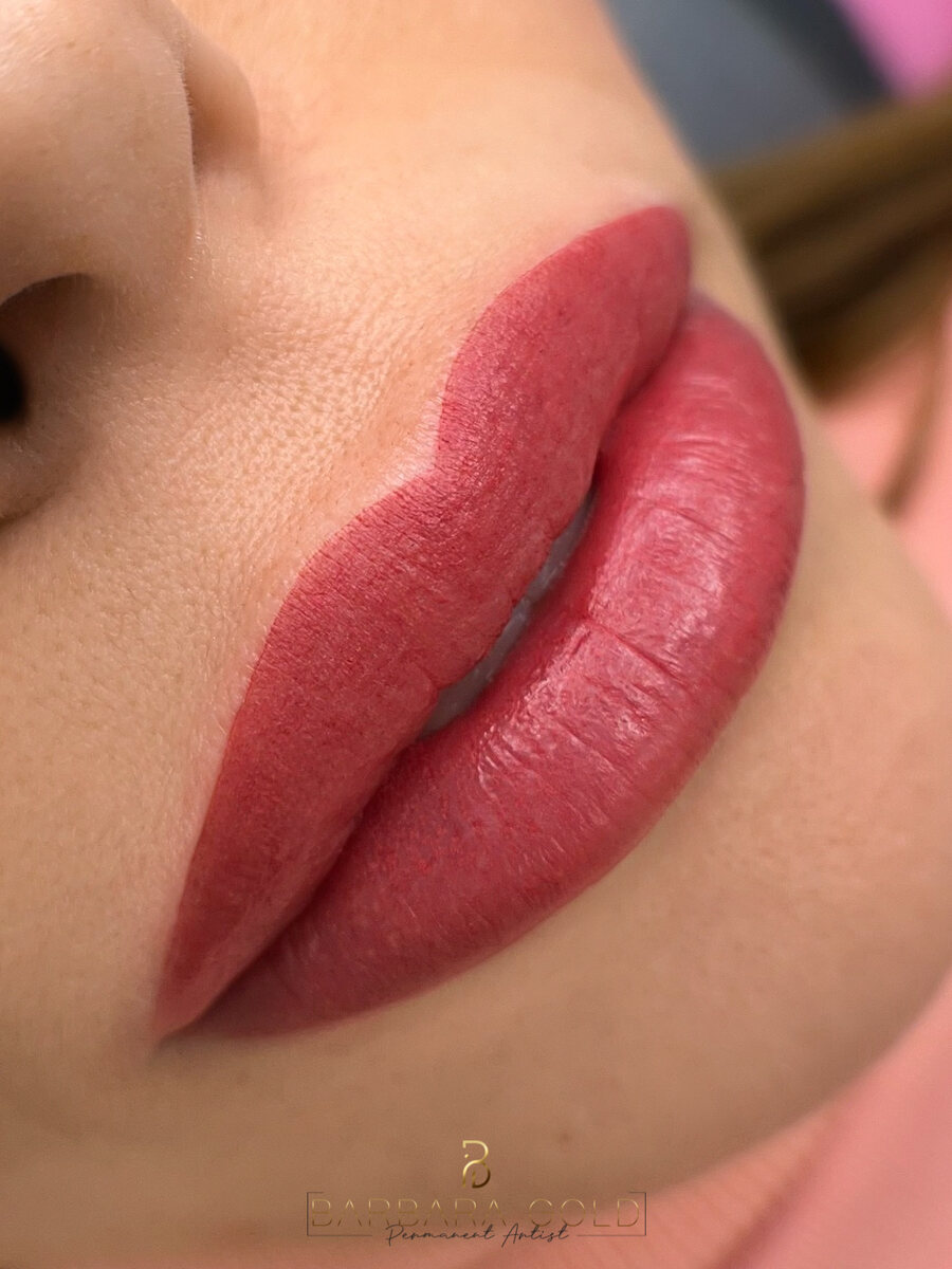 Labios micropigmentados en tono frambuesa