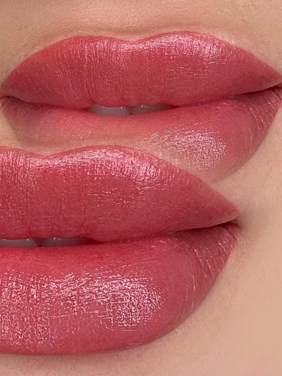 Detalle del contorno y el color de unos labios micropigmentados