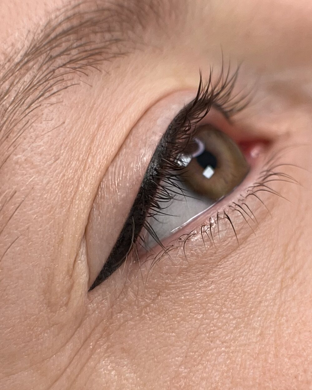 Eyeliner clásico permanente, con la línea definida sobre las pestañas